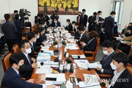 우원식 예결위원장이 17일 국회에서 열린 예결위 제1차 2023년도예산안등조정소위원회를 주재하고 있다.<연합뉴스>